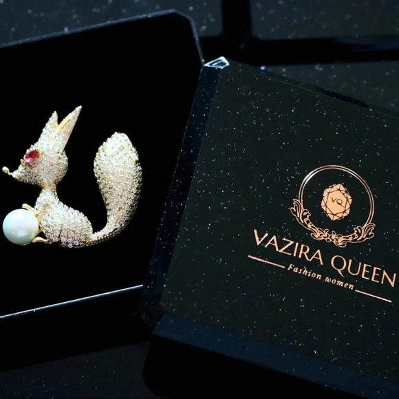 VQ Sun & Moon Brooch - Picture 3 of 4